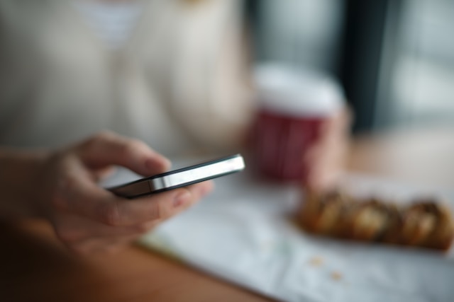 スマートフォンを手にする女性