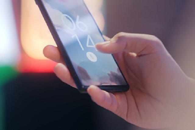 スマートフォンの画面に指で触れている女性