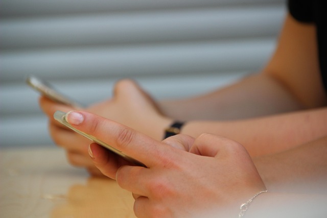 スマホでChatGPTを活用するミドル世代の女性のAIとの付き合い方イメージ