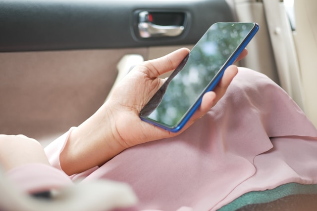 スマホでChatGPTを使いおひとりさまミドルがAI活用するイメージ